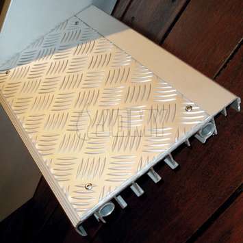 Step profile with anti-slip tread plates with five-bar pattern Extruded step profile with anti-slip tread plates with five-bar pattern.